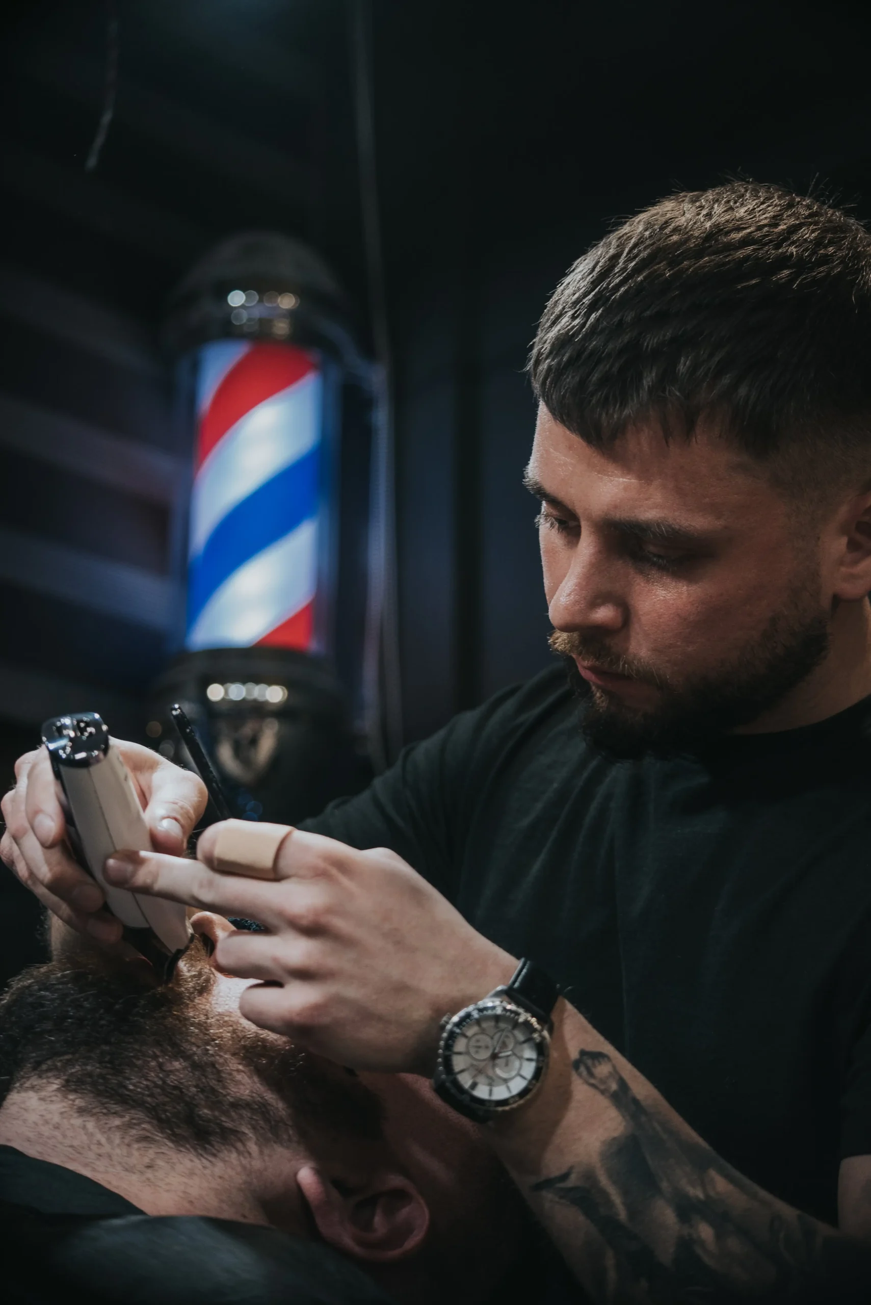Barber strzyżący brodę klienta.