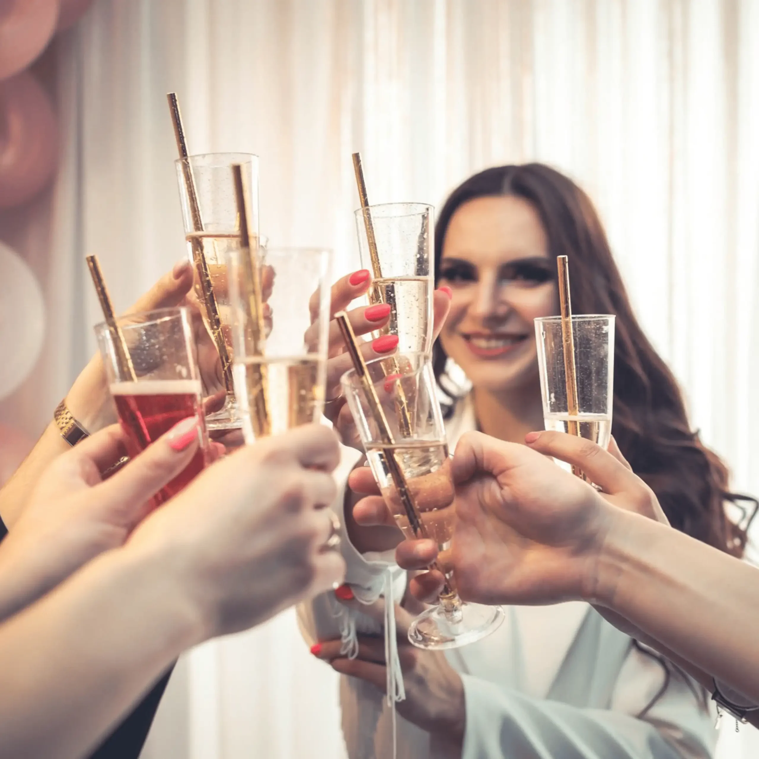 Druhny stukające się drinkami.
